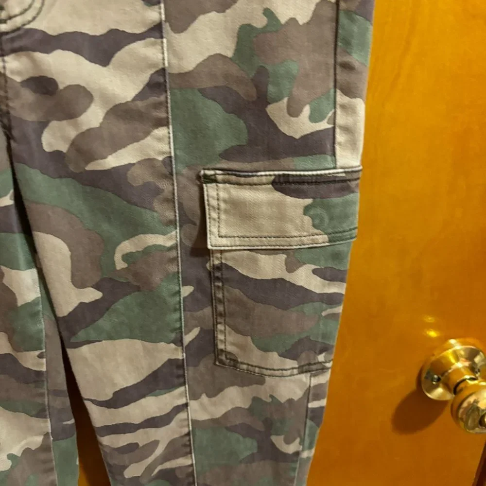 J. Crew Camo High Rise‎ Pants Vintage Straight Cargo Jeans Size Crop Leg Size 25